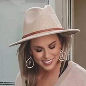 Beige wide-brim wool blend fedora hat with a brown leather belt buckle band NWOT